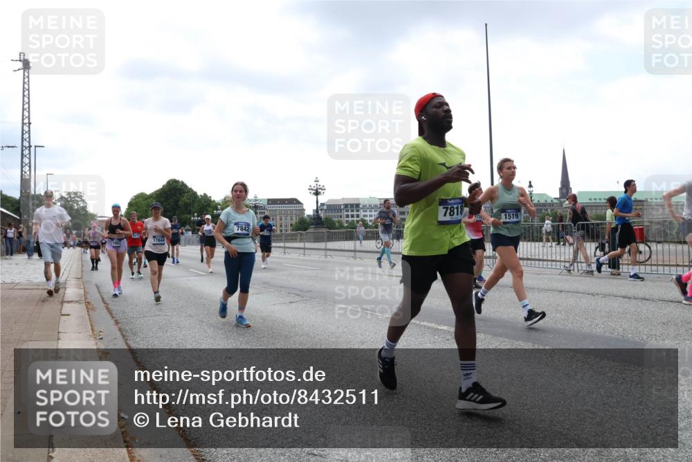 29.06.2025 - hella hamburg halbmarathon Lena Gebhardt http://msf.ph/oto/8432511 29.06.2025 10:44:24 Lombardsbrücke 12803, 17844, 7842, 7818, 573, 1519, 1095, 1345, 1519, 1802, 1804, 2186, 2343, 2610, 2692, 3065, 3506, 3596, 4215, 4496, 4627, 4636, 4898, 4968, 5001, 5127, 5355, 5647, 5649, 5730, 5731, 5902, 5905, 6002, 7216, 7326, 7610, 7818, 7842, 8272, 8591, 8763, 8870, 8957, 9073, 9397, 9510, 9536, 9879, 10006, 10223, 10303, 10304, 10416, 11825, 11955, 12322, 12409, 12803, 12995, 13262, 13288, 13330, 13390, 13906, 14091, 14123, 14350, 14654, 14681, 14971, 18454, 18459 meine-sportfotos.de