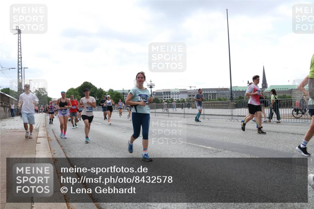 29.06.2025 - hella hamburg halbmarathon Lena Gebhardt http://msf.ph/oto/8432578 29.06.2025 10:44:25 Lombardsbrücke 272, 17844, 7842, 1345, 1519, 1802, 1804, 2186, 2343, 2610, 2674, 2692, 3065, 3506, 3596, 4215, 4496, 4636, 4898, 4968, 5001, 5127, 5355, 5647, 5649, 5730, 5731, 5902, 5905, 6002, 7216, 7326, 7610, 7818, 7842, 8272, 8591, 8763, 8870, 8957, 9073, 9331, 9333, 9397, 9510, 9536, 9879, 10006, 10223, 10303, 10304, 10416, 11825, 11955, 12322, 12409, 12803, 12995, 13262, 13288, 13330, 13390, 13906, 14091, 14123, 14350, 14654, 14681, 14971, 18454, 18459 meine-sportfotos.de
