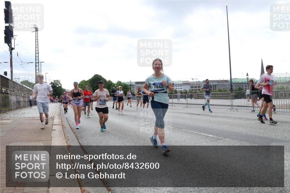 29.06.2025 - hella hamburg halbmarathon Lena Gebhardt http://msf.ph/oto/8432600 29.06.2025 10:44:25 Lombardsbrücke 8272, 17844, 7842, 5730, 1345, 1519, 1802, 1804, 2186, 2343, 2610, 2674, 2692, 3065, 3506, 3596, 4215, 4496, 4636, 4898, 4968, 5001, 5127, 5355, 5647, 5649, 5730, 5731, 5902, 5905, 6002, 7216, 7326, 7610, 7818, 7842, 8272, 8591, 8763, 8870, 8957, 9073, 9331, 9333, 9397, 9510, 9536, 9879, 10006, 10223, 10303, 10304, 10416, 11825, 11955, 12322, 12409, 12803, 12995, 13262, 13288, 13330, 13390, 13906, 14091, 14123, 14350, 14654, 14681, 14971, 18454, 18459 meine-sportfotos.de