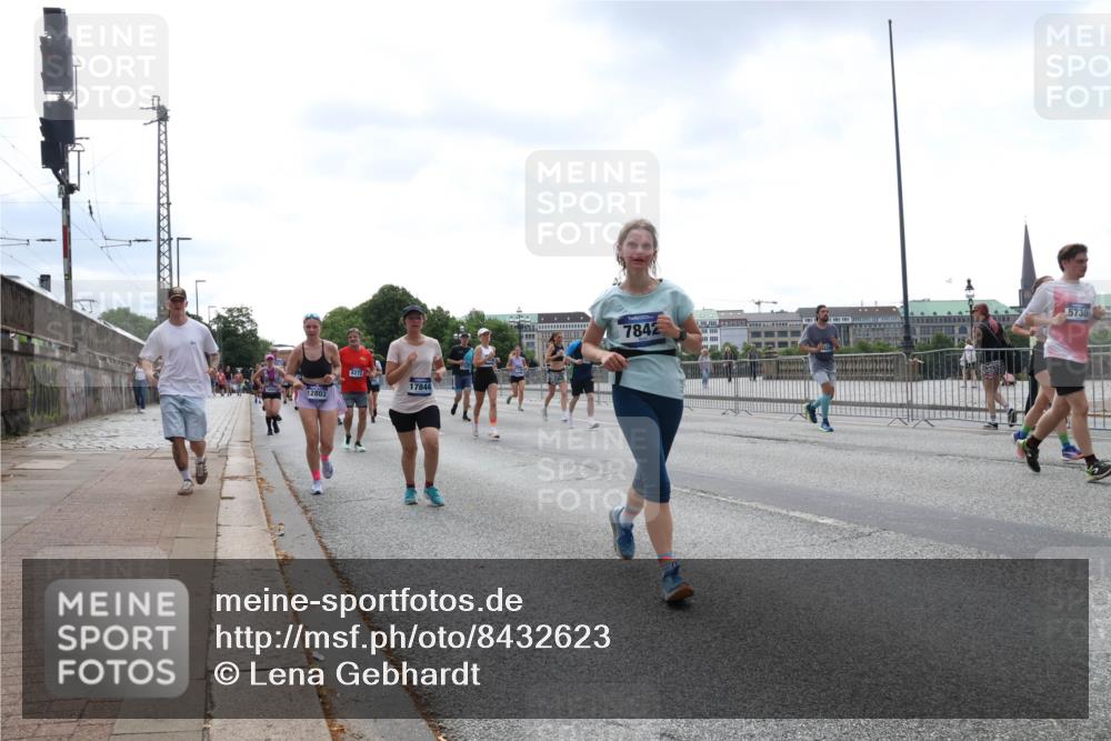 29.06.2025 - hella hamburg halbmarathon Lena Gebhardt http://msf.ph/oto/8432623 29.06.2025 10:44:25 Lombardsbrücke 12803, 8272, 17844, 7842, 5730, 1345, 1519, 1802, 1804, 2186, 2343, 2610, 2674, 2692, 3065, 3506, 3596, 4215, 4496, 4636, 4898, 4968, 5001, 5127, 5355, 5647, 5649, 5730, 5731, 5902, 5905, 6002, 7216, 7326, 7610, 7818, 7842, 8272, 8591, 8763, 8870, 8957, 9073, 9331, 9333, 9397, 9510, 9536, 9879, 10006, 10223, 10303, 10304, 10416, 11825, 11955, 12322, 12409, 12803, 12995, 13262, 13288, 13330, 13390, 13906, 14091, 14123, 14350, 14654, 14681, 14971, 18454, 18459 meine-sportfotos.de