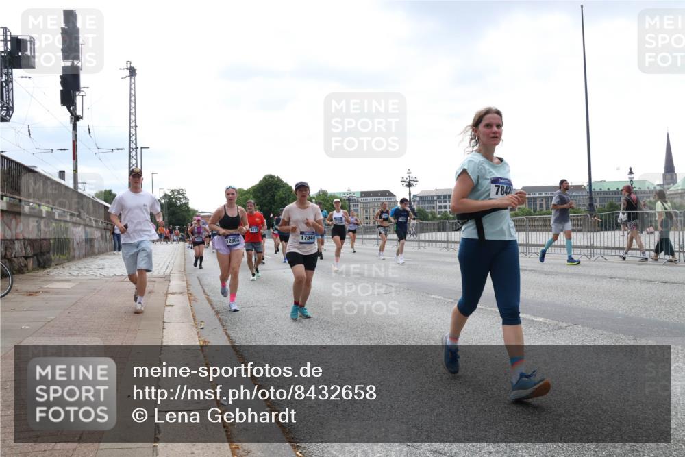 29.06.2025 - hella hamburg halbmarathon Lena Gebhardt http://msf.ph/oto/8432658 29.06.2025 10:44:26 Lombardsbrücke 12803, 8272, 1784, 7842, 1345, 1519, 1802, 1804, 2186, 2343, 2610, 2674, 2692, 3065, 3506, 3596, 4215, 4496, 4636, 4898, 4968, 5001, 5127, 5355, 5647, 5649, 5730, 5731, 5902, 5905, 6002, 7216, 7326, 7610, 7818, 7842, 8272, 8591, 8763, 8957, 9073, 9331, 9333, 9397, 9510, 9536, 9879, 10006, 10223, 10303, 10304, 10416, 11825, 11955, 12322, 12409, 12803, 12995, 13262, 13288, 13330, 13390, 13906, 14091, 14123, 14350, 14654, 14681, 14971, 18454, 18459 meine-sportfotos.de