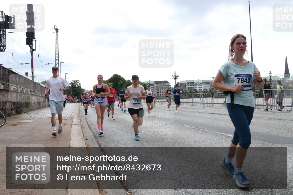 29.06.2025 - hella hamburg halbmarathon Lena Gebhardt http://msf.ph/oto/8432673 29.06.2025 10:44:26 Lombardsbrücke 12803, 8272, 17844, 7842, 1345, 1519, 1802, 1804, 2186, 2343, 2610, 2674, 2692, 3065, 3506, 3596, 4215, 4496, 4636, 4898, 4968, 5001, 5127, 5355, 5647, 5649, 5730, 5731, 5902, 5905, 6002, 7216, 7326, 7610, 7818, 7842, 8272, 8591, 8763, 8957, 9073, 9331, 9333, 9397, 9510, 9536, 9879, 10006, 10223, 10303, 10304, 10416, 11825, 11955, 12322, 12409, 12803, 12995, 13262, 13288, 13330, 13390, 13906, 14091, 14123, 14350, 14654, 14681, 14971, 18454, 18459 meine-sportfotos.de