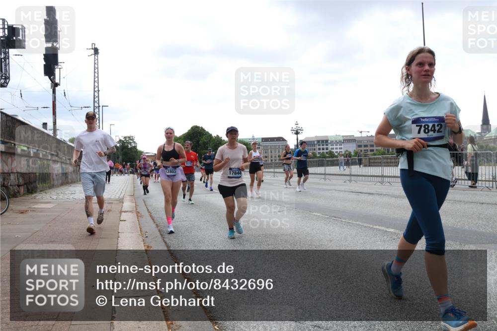29.06.2025 - hella hamburg halbmarathon Lena Gebhardt http://msf.ph/oto/8432696 29.06.2025 10:44:26 Lombardsbrücke 12803, 8272, 17844, 7842, 1345, 1519, 1802, 1804, 2186, 2343, 2610, 2674, 2692, 3065, 3506, 3596, 4215, 4496, 4636, 4898, 4968, 5001, 5127, 5355, 5647, 5649, 5730, 5731, 5902, 5905, 6002, 7216, 7326, 7610, 7818, 7842, 8272, 8591, 8763, 8957, 9073, 9331, 9333, 9397, 9510, 9536, 9879, 10006, 10223, 10303, 10304, 10416, 11825, 11955, 12322, 12409, 12803, 12995, 13262, 13288, 13330, 13390, 13906, 14091, 14123, 14350, 14654, 14681, 14971, 18454, 18459 meine-sportfotos.de
