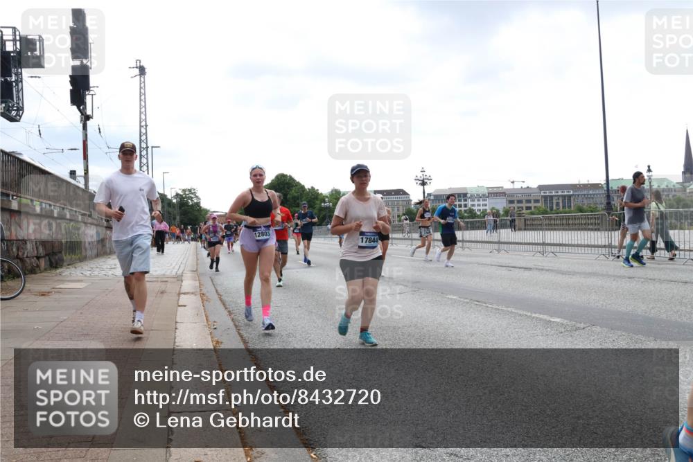 29.06.2025 - hella hamburg halbmarathon Lena Gebhardt http://msf.ph/oto/8432720 29.06.2025 10:44:26 Lombardsbrücke 12803, 17844, 1345, 1519, 1802, 1804, 2186, 2343, 2610, 2674, 2692, 3065, 3506, 3596, 4215, 4496, 4636, 4898, 4968, 5001, 5127, 5355, 5647, 5649, 5730, 5731, 5902, 5905, 6002, 7216, 7326, 7610, 7818, 7842, 8272, 8591, 8763, 8957, 9073, 9331, 9333, 9397, 9510, 9536, 9879, 10006, 10223, 10303, 10304, 10416, 11825, 11955, 12322, 12409, 12803, 12995, 13262, 13288, 13330, 13390, 13906, 14091, 14123, 14350, 14654, 14681, 14971, 18454, 18459 meine-sportfotos.de