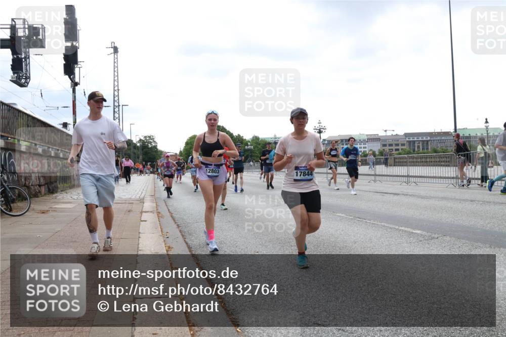 29.06.2025 - hella hamburg halbmarathon Lena Gebhardt http://msf.ph/oto/8432764 29.06.2025 10:44:27 Lombardsbrücke 12803, 17844, 12256, 1345, 1519, 1802, 1804, 2186, 2343, 2610, 2674, 2692, 3065, 3506, 3596, 4215, 4496, 4636, 4898, 4968, 5001, 5127, 5355, 5647, 5649, 5730, 5731, 5902, 5905, 6002, 7216, 7326, 7610, 7818, 7842, 8272, 8591, 8763, 8957, 9073, 9331, 9333, 9397, 9510, 9536, 9879, 10006, 10223, 10303, 10304, 10416, 11825, 11955, 12322, 12409, 12803, 12995, 13262, 13288, 13330, 13390, 13906, 14091, 14123, 14350, 14654, 14681, 14971, 18454, 18459 meine-sportfotos.de