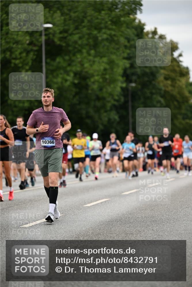29.06.2025 - hella hamburg halbmarathon Dr. Thomas Lammeyer http://msf.ph/oto/8432791 29.06.2025 10:52:49 Kennedybrücke 1246, 1463, 1639, 1701, 1720, 2627, 2704, 3049, 3077, 3215, 4856, 5010, 5714, 5952, 6950, 7394, 7427, 7970, 8077, 9552, 9691, 9696, 9775, 9787, 10366, 10794 meine-sportfotos.de