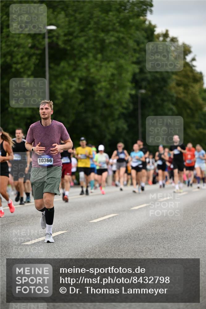 29.06.2025 - hella hamburg halbmarathon Dr. Thomas Lammeyer http://msf.ph/oto/8432798 29.06.2025 10:52:49 Kennedybrücke 1246, 1463, 1639, 1701, 1720, 2627, 2704, 3049, 3077, 3215, 4856, 5010, 5714, 5952, 6950, 7394, 7427, 7970, 8077, 9552, 9691, 9696, 9775, 9787, 10366, 10794 meine-sportfotos.de