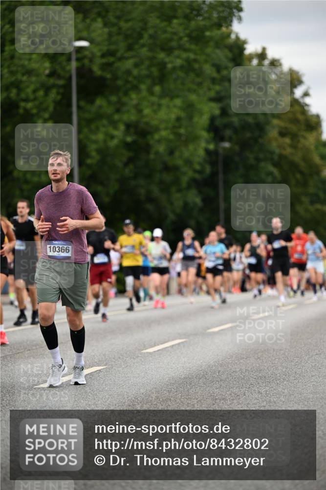 29.06.2025 - hella hamburg halbmarathon Dr. Thomas Lammeyer http://msf.ph/oto/8432802 29.06.2025 10:52:49 Kennedybrücke 1246, 1463, 1639, 1701, 1720, 2627, 2704, 3049, 3077, 3215, 4856, 5010, 5714, 5952, 6950, 7394, 7427, 7970, 8077, 9552, 9691, 9696, 9775, 9787, 10366, 10794 meine-sportfotos.de