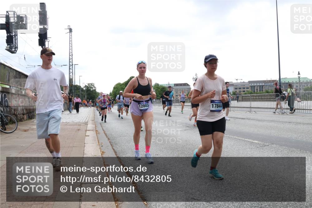29.06.2025 - hella hamburg halbmarathon Lena Gebhardt http://msf.ph/oto/8432805 29.06.2025 10:44:27 Lombardsbrücke 17844, 1345, 1519, 1802, 1804, 2186, 2343, 2610, 2674, 2692, 3065, 3506, 3596, 4215, 4496, 4636, 4898, 4968, 5001, 5127, 5355, 5647, 5649, 5730, 5731, 5902, 5905, 6002, 7216, 7326, 7610, 7818, 7842, 8272, 8591, 8763, 8957, 9073, 9331, 9333, 9397, 9510, 9536, 9879, 10006, 10223, 10303, 10304, 10416, 11825, 11955, 12322, 12409, 12803, 12995, 13262, 13288, 13330, 13390, 13906, 14091, 14123, 14350, 14654, 14681, 14971, 18454, 18459 meine-sportfotos.de