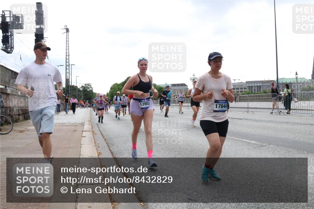 29.06.2025 - hella hamburg halbmarathon Lena Gebhardt http://msf.ph/oto/8432829 29.06.2025 10:44:27 Lombardsbrücke 12803, 17844, 1345, 1519, 1802, 1804, 2186, 2343, 2610, 2674, 2692, 3065, 3506, 3596, 4215, 4496, 4636, 4898, 4968, 5001, 5127, 5355, 5647, 5649, 5730, 5731, 5902, 5905, 6002, 7216, 7326, 7610, 7818, 7842, 8272, 8591, 8763, 8957, 9073, 9331, 9333, 9397, 9510, 9536, 9879, 10006, 10223, 10303, 10304, 10416, 11825, 11955, 12322, 12409, 12803, 12995, 13262, 13288, 13330, 13390, 13906, 14091, 14123, 14350, 14654, 14681, 14971, 18454, 18459 meine-sportfotos.de