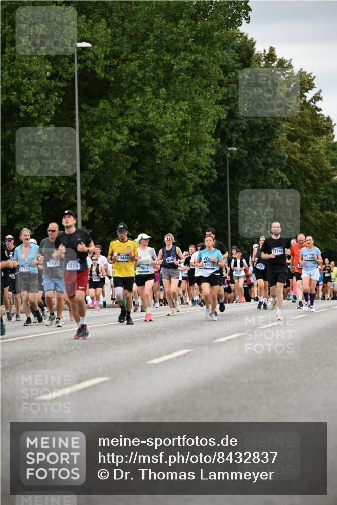 29.06.2025 - hella hamburg halbmarathon Dr. Thomas Lammeyer http://msf.ph/oto/8432837 29.06.2025 10:52:51 Kennedybrücke 1157, 1246, 1392, 1463, 1639, 1701, 1720, 2627, 2704, 3049, 3077, 3215, 4327, 4856, 5010, 5714, 5952, 6950, 7394, 7427, 7970, 8077, 9552, 9691, 9775, 9787, 10366, 10794, 11000 meine-sportfotos.de
