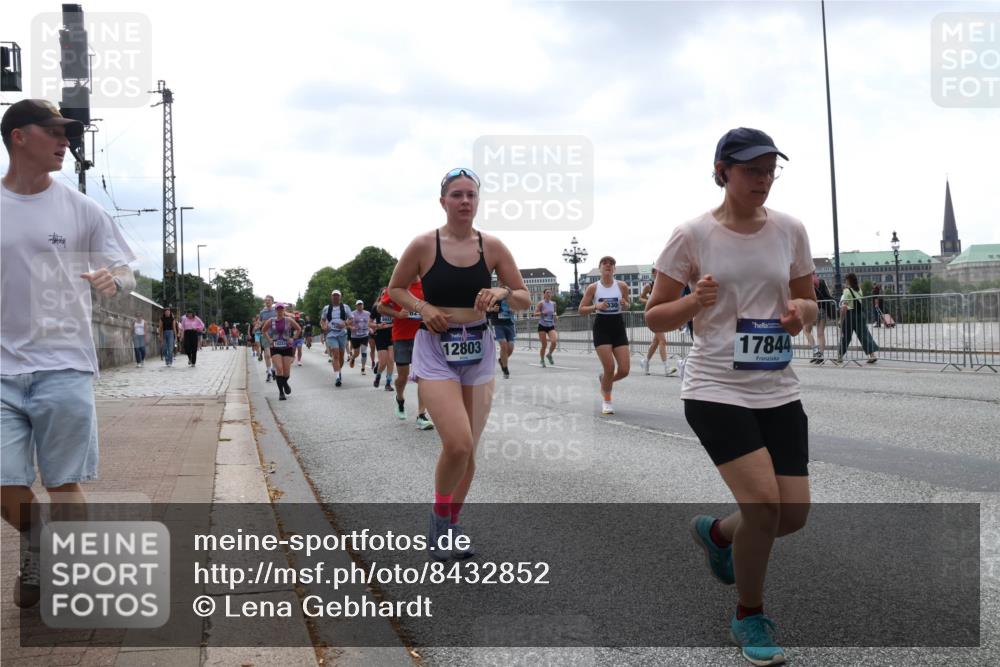 29.06.2025 - hella hamburg halbmarathon Lena Gebhardt http://msf.ph/oto/8432852 29.06.2025 10:44:27 Lombardsbrücke 10223, 5647, 12803, 330, 17844, 1345, 1519, 1802, 1804, 2186, 2343, 2610, 2674, 2692, 3065, 3506, 3596, 4215, 4496, 4636, 4898, 4968, 5001, 5127, 5355, 5647, 5649, 5730, 5731, 5902, 5905, 6002, 7216, 7326, 7610, 7818, 7842, 8272, 8591, 8763, 8957, 9073, 9331, 9333, 9397, 9510, 9536, 9879, 10006, 10223, 10303, 10304, 10416, 11825, 11955, 12322, 12409, 12803, 12995, 13262, 13288, 13330, 13390, 13906, 14091, 14123, 14350, 14654, 14681, 14971, 18454, 18459 meine-sportfotos.de