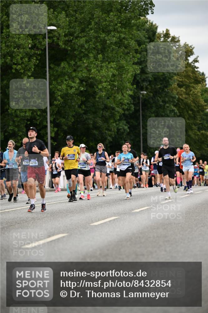 29.06.2025 - hella hamburg halbmarathon Dr. Thomas Lammeyer http://msf.ph/oto/8432854 29.06.2025 10:52:51 Kennedybrücke 1157, 1246, 1392, 1463, 1639, 1701, 1720, 2627, 2704, 3049, 3077, 3215, 4327, 4856, 5010, 5714, 5952, 6950, 7394, 7427, 7970, 8077, 9552, 9691, 9775, 9787, 10366, 10794, 11000 meine-sportfotos.de
