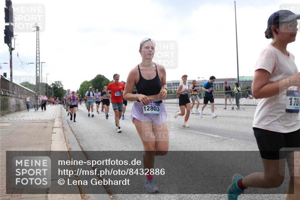 29.06.2025 - hella hamburg halbmarathon Lena Gebhardt http://msf.ph/oto/8432886 29.06.2025 10:44:27 Lombardsbrücke 8272, 12803, 178, 1345, 1519, 1802, 1804, 2186, 2343, 2610, 2674, 2692, 3065, 3506, 3596, 4215, 4496, 4636, 4898, 4968, 5001, 5127, 5355, 5647, 5649, 5730, 5731, 5902, 5905, 6002, 7216, 7326, 7610, 7818, 7842, 8272, 8591, 8763, 8957, 9073, 9331, 9333, 9397, 9510, 9536, 9879, 10006, 10223, 10303, 10304, 10416, 11825, 11955, 12322, 12409, 12803, 12995, 13262, 13288, 13330, 13390, 13906, 14091, 14123, 14350, 14654, 14681, 14971, 18454, 18459 meine-sportfotos.de