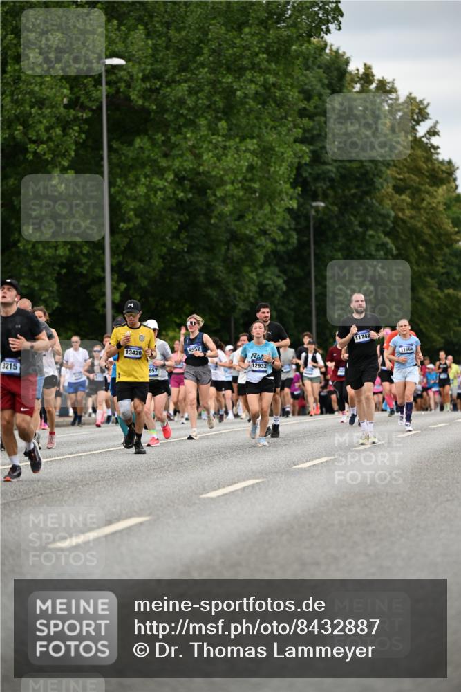 29.06.2025 - hella hamburg halbmarathon Dr. Thomas Lammeyer http://msf.ph/oto/8432887 29.06.2025 10:52:52 Kennedybrücke 1157, 1246, 1392, 1463, 1639, 1701, 1720, 2627, 2704, 3049, 3077, 3215, 4327, 4856, 5010, 5714, 5952, 6950, 7394, 7427, 7970, 8077, 9552, 9691, 9775, 9787, 10366, 10794, 11000 meine-sportfotos.de