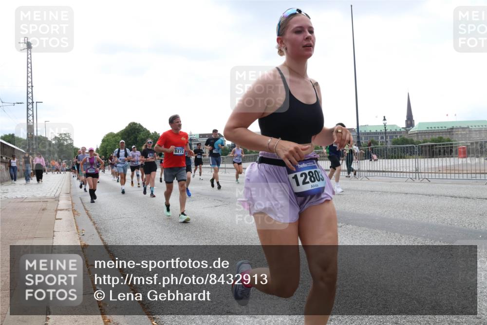 29.06.2025 - hella hamburg halbmarathon Lena Gebhardt http://msf.ph/oto/8432913 29.06.2025 10:44:28 Lombardsbrücke 8272, 10223, 17968, 12803, 1345, 1519, 1802, 1804, 2186, 2343, 2610, 2674, 2692, 3065, 3506, 3596, 4215, 4496, 4636, 4898, 4968, 5127, 5355, 5647, 5649, 5730, 5731, 5902, 5905, 6002, 7216, 7326, 7610, 7818, 7842, 8272, 8591, 8763, 8957, 9331, 9333, 9397, 9510, 9536, 10006, 10223, 10303, 10304, 10416, 11825, 11955, 12322, 12409, 12803, 12995, 13262, 13288, 13330, 13390, 13906, 14091, 14123, 14350, 14654, 14681, 14971, 18454, 18459 meine-sportfotos.de