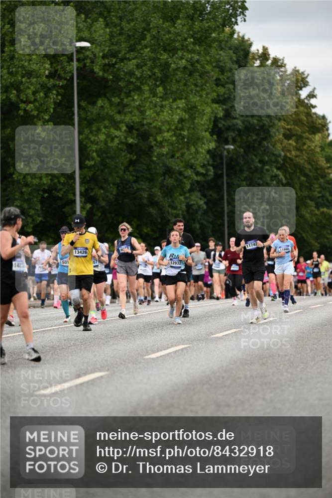 29.06.2025 - hella hamburg halbmarathon Dr. Thomas Lammeyer http://msf.ph/oto/8432918 29.06.2025 10:52:53 Kennedybrücke 1157, 1246, 1392, 1463, 1639, 1701, 1720, 2627, 2704, 3049, 3077, 3215, 4327, 4856, 5010, 5714, 5952, 6950, 7394, 7427, 8077, 8719, 9552, 9691, 9775, 9787, 10366, 10794, 11000 meine-sportfotos.de