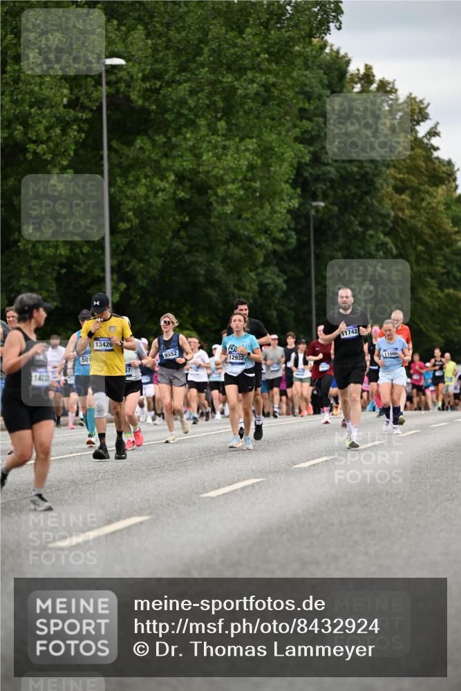29.06.2025 - hella hamburg halbmarathon Dr. Thomas Lammeyer http://msf.ph/oto/8432924 29.06.2025 10:52:53 Kennedybrücke 1157, 1246, 1392, 1463, 1639, 1701, 1720, 2627, 2704, 3049, 3077, 3215, 4327, 4856, 5010, 5714, 5952, 6950, 7394, 7427, 8077, 8719, 9552, 9691, 9775, 9787, 10366, 10794, 11000 meine-sportfotos.de