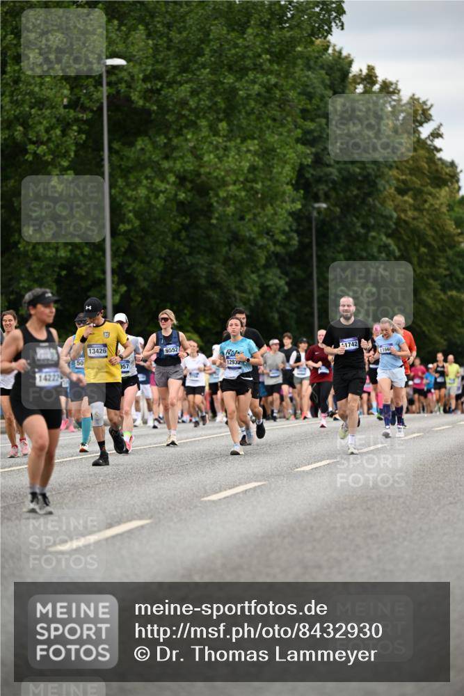 29.06.2025 - hella hamburg halbmarathon Dr. Thomas Lammeyer http://msf.ph/oto/8432930 29.06.2025 10:52:53 Kennedybrücke 1157, 1246, 1392, 1463, 1639, 1701, 1720, 2627, 2704, 3049, 3077, 3215, 4327, 4856, 5010, 5714, 5952, 6950, 7394, 7427, 8077, 8719, 9552, 9691, 9775, 9787, 10366, 10794, 11000 meine-sportfotos.de
