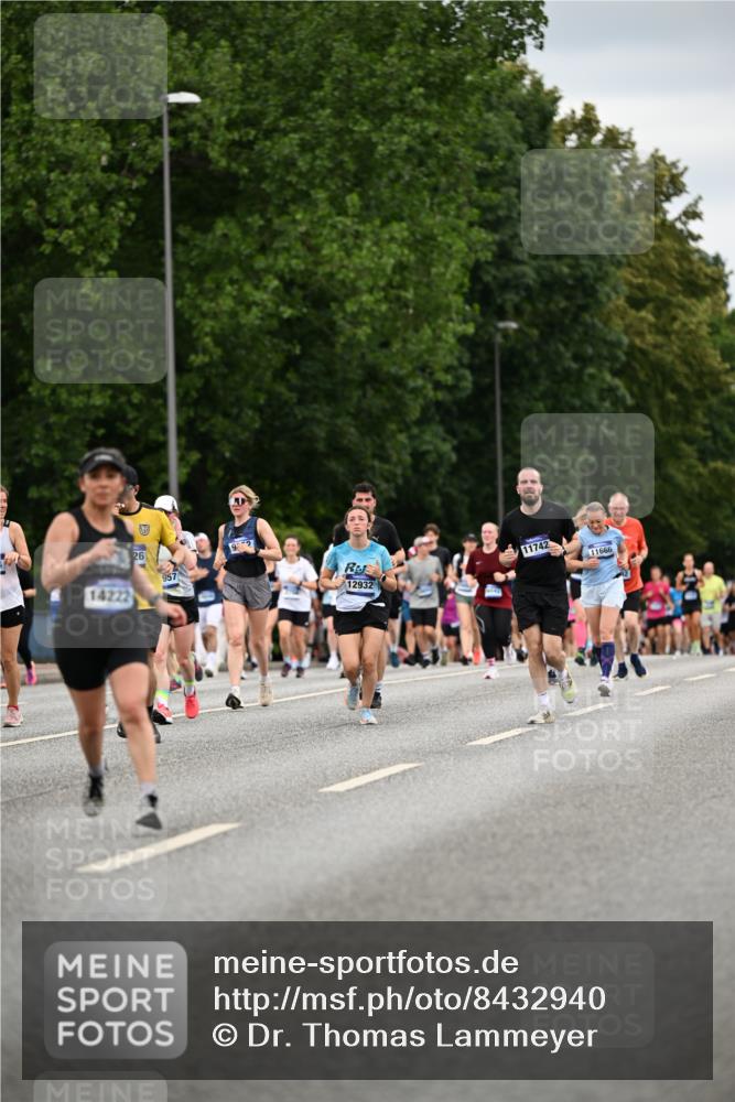 29.06.2025 - hella hamburg halbmarathon Dr. Thomas Lammeyer http://msf.ph/oto/8432940 29.06.2025 10:52:53 Kennedybrücke 1157, 1246, 1392, 1463, 1639, 1701, 1720, 2627, 2704, 3049, 3077, 3215, 4327, 4856, 5010, 5714, 5952, 6950, 7394, 7427, 8077, 8719, 9552, 9691, 9775, 9787, 10366, 10794, 11000 meine-sportfotos.de