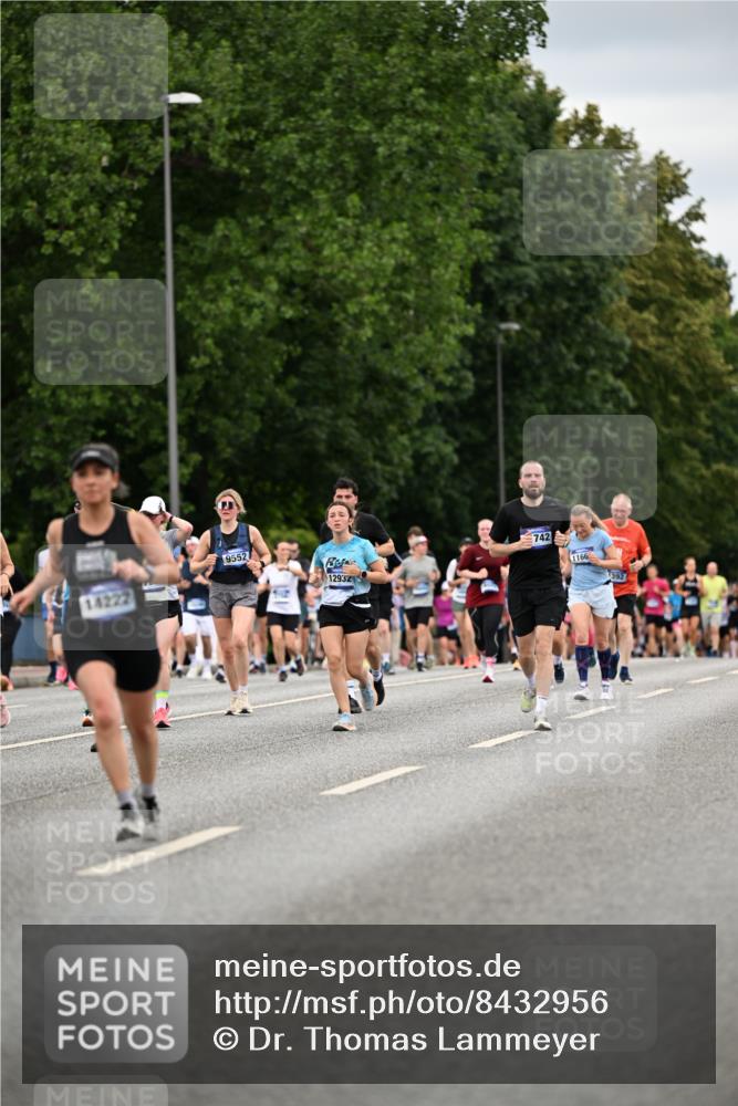 29.06.2025 - hella hamburg halbmarathon Dr. Thomas Lammeyer http://msf.ph/oto/8432956 29.06.2025 10:52:54 Kennedybrücke 1157, 1392, 1463, 1701, 1720, 2704, 3049, 3077, 3215, 4327, 4856, 5010, 5714, 5952, 6950, 7394, 7427, 8077, 8719, 9552, 9691, 9775, 9787, 10366, 10794, 11000 meine-sportfotos.de