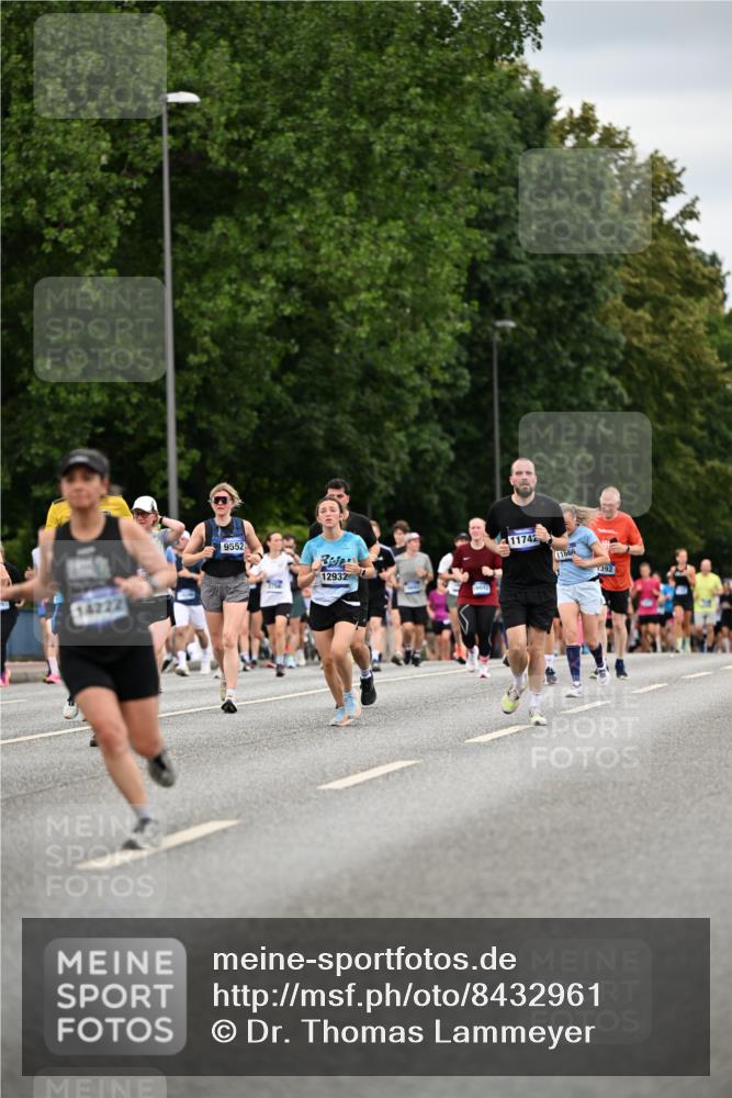 29.06.2025 - hella hamburg halbmarathon Dr. Thomas Lammeyer http://msf.ph/oto/8432961 29.06.2025 10:52:54 Kennedybrücke 1157, 1392, 1463, 1701, 1720, 2704, 3049, 3077, 3215, 4327, 4856, 5010, 5714, 5952, 6950, 7394, 7427, 8077, 8719, 9552, 9691, 9775, 9787, 10366, 10794, 11000 meine-sportfotos.de