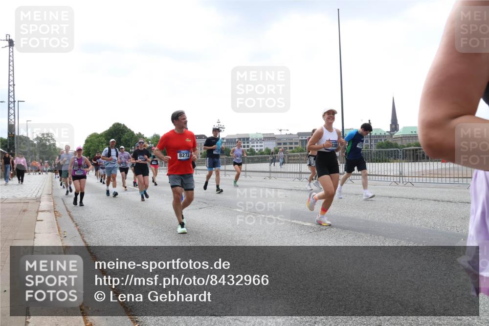 29.06.2025 - hella hamburg halbmarathon Lena Gebhardt http://msf.ph/oto/8432966 29.06.2025 10:44:28 Lombardsbrücke 10223, 8272, 17968, 1345, 1519, 1802, 1804, 2186, 2343, 2610, 2674, 2692, 3065, 3506, 3596, 4215, 4496, 4636, 4898, 4968, 5127, 5355, 5647, 5649, 5730, 5731, 5902, 5905, 6002, 7216, 7326, 7610, 7818, 7842, 8272, 8591, 8763, 8957, 9331, 9333, 9397, 9510, 9536, 10006, 10223, 10303, 10304, 10416, 11825, 11955, 12322, 12409, 12803, 12995, 13262, 13288, 13330, 13390, 13906, 14091, 14123, 14350, 14654, 14681, 14971, 18454, 18459 meine-sportfotos.de