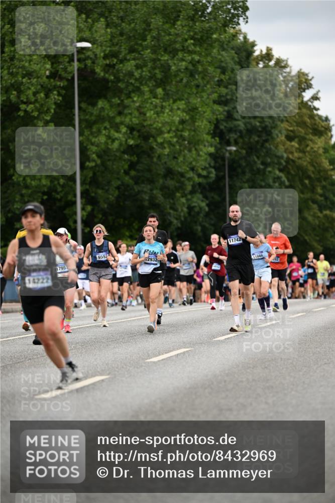 29.06.2025 - hella hamburg halbmarathon Dr. Thomas Lammeyer http://msf.ph/oto/8432969 29.06.2025 10:52:54 Kennedybrücke 1157, 1392, 1463, 1701, 1720, 2704, 3049, 3077, 3215, 4327, 4856, 5010, 5714, 5952, 6950, 7394, 7427, 8077, 8719, 9552, 9691, 9775, 9787, 10366, 10794, 11000 meine-sportfotos.de