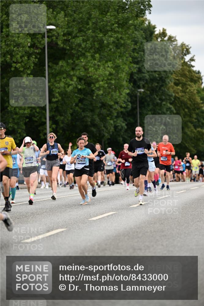 29.06.2025 - hella hamburg halbmarathon Dr. Thomas Lammeyer http://msf.ph/oto/8433000 29.06.2025 10:52:54 Kennedybrücke 1157, 1392, 1463, 1701, 1720, 2704, 3049, 3077, 3215, 4327, 4856, 5010, 5714, 5952, 6950, 7394, 7427, 8077, 8719, 9552, 9691, 9775, 9787, 10366, 10794, 11000 meine-sportfotos.de