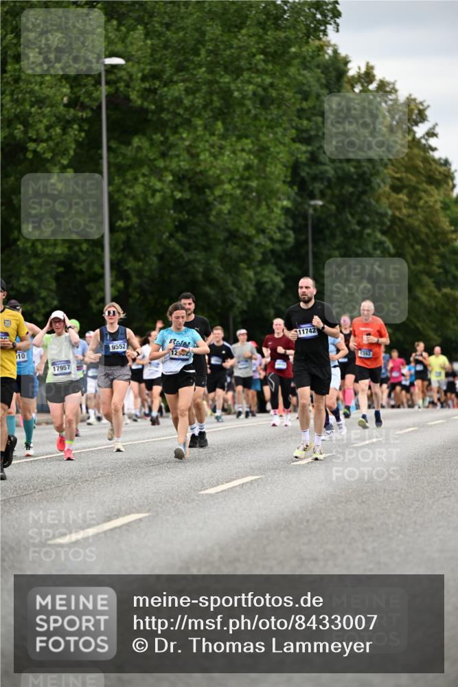 29.06.2025 - hella hamburg halbmarathon Dr. Thomas Lammeyer http://msf.ph/oto/8433007 29.06.2025 10:52:54 Kennedybrücke 1157, 1392, 1463, 1701, 1720, 2704, 3049, 3077, 3215, 4327, 4856, 5010, 5714, 5952, 6950, 7394, 7427, 8077, 8719, 9552, 9691, 9775, 9787, 10366, 10794, 11000 meine-sportfotos.de
