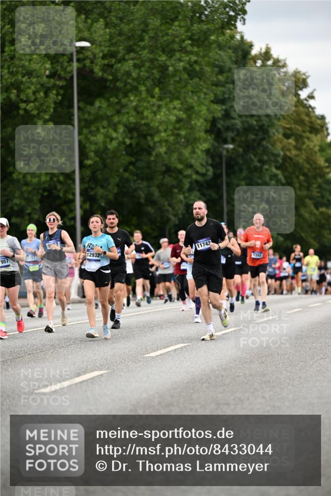 29.06.2025 - hella hamburg halbmarathon Dr. Thomas Lammeyer http://msf.ph/oto/8433044 29.06.2025 10:52:55 Kennedybrücke 1157, 1174, 1175, 1392, 1463, 1701, 1720, 2704, 3049, 3077, 3215, 4327, 5010, 5714, 5952, 6950, 7394, 7427, 8077, 8719, 9552, 9691, 9775, 9787, 10366, 10794, 11000 meine-sportfotos.de
