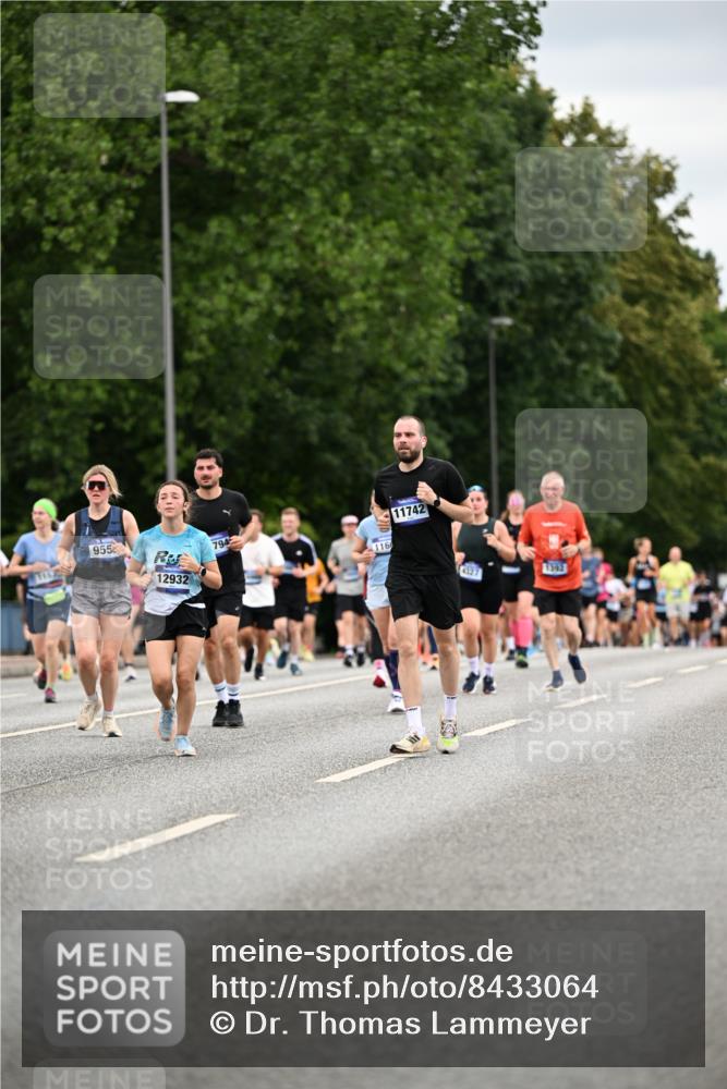 29.06.2025 - hella hamburg halbmarathon Dr. Thomas Lammeyer http://msf.ph/oto/8433064 29.06.2025 10:52:56 Kennedybrücke 1157, 1174, 1175, 1392, 1463, 1701, 1720, 2067, 3049, 3077, 3215, 4327, 5010, 5714, 5952, 6950, 7394, 7427, 8077, 8719, 9552, 9691, 9775, 9787, 10366, 10794, 11000 meine-sportfotos.de