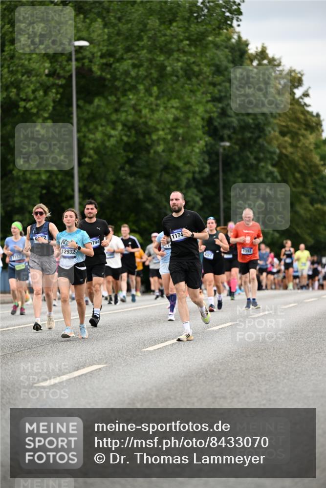 29.06.2025 - hella hamburg halbmarathon Dr. Thomas Lammeyer http://msf.ph/oto/8433070 29.06.2025 10:52:56 Kennedybrücke 1157, 1174, 1175, 1392, 1463, 1701, 1720, 2067, 3049, 3077, 3215, 4327, 5010, 5714, 5952, 6950, 7394, 7427, 8077, 8719, 9552, 9691, 9775, 9787, 10366, 10794, 11000 meine-sportfotos.de