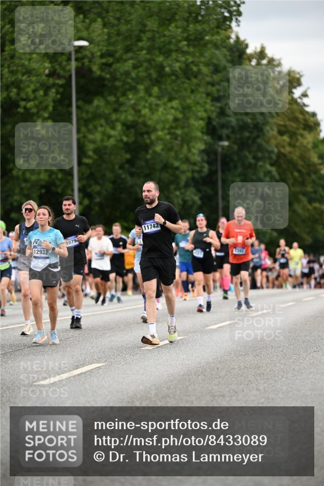 29.06.2025 - hella hamburg halbmarathon Dr. Thomas Lammeyer http://msf.ph/oto/8433089 29.06.2025 10:52:57 Kennedybrücke 1157, 1174, 1175, 1392, 1463, 1701, 1720, 2067, 3049, 3077, 3215, 4327, 5010, 5714, 5952, 6950, 7394, 7427, 8077, 8719, 9552, 9691, 9775, 9787, 10366, 10794, 11000 meine-sportfotos.de