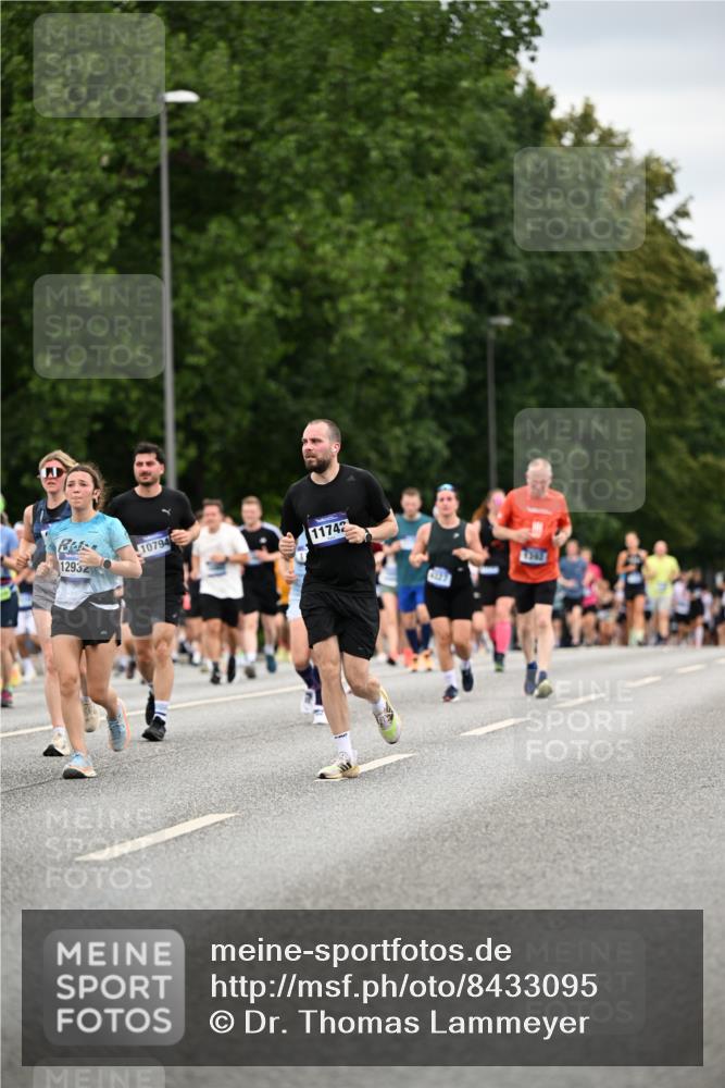 29.06.2025 - hella hamburg halbmarathon Dr. Thomas Lammeyer http://msf.ph/oto/8433095 29.06.2025 10:52:57 Kennedybrücke 1157, 1174, 1175, 1392, 1463, 1701, 1720, 2067, 3049, 3077, 3215, 4327, 5010, 5714, 5952, 6950, 7394, 7427, 8077, 8719, 9552, 9691, 9775, 9787, 10366, 10794, 11000 meine-sportfotos.de