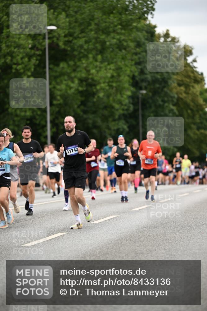 29.06.2025 - hella hamburg halbmarathon Dr. Thomas Lammeyer http://msf.ph/oto/8433136 29.06.2025 10:52:58 Kennedybrücke 1157, 1174, 1175, 1392, 1463, 1701, 1720, 2067, 3049, 3077, 3215, 4327, 5010, 5714, 5952, 6950, 7394, 8719, 9552, 9691, 9775, 9787, 10366, 10794, 11000 meine-sportfotos.de