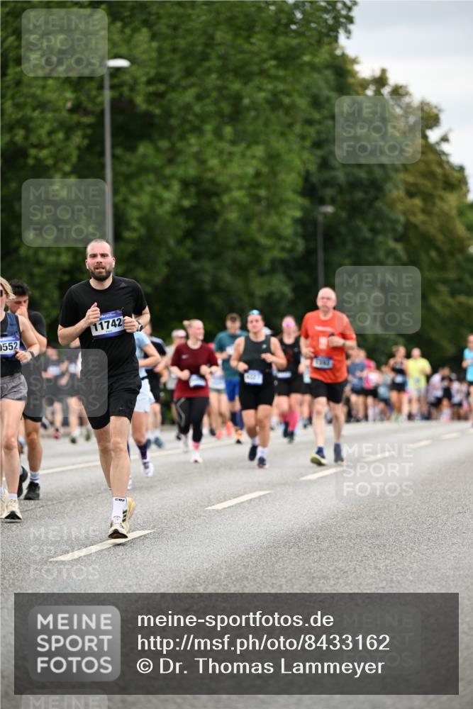 29.06.2025 - hella hamburg halbmarathon Dr. Thomas Lammeyer http://msf.ph/oto/8433162 29.06.2025 10:52:59 Kennedybrücke 1157, 1174, 1175, 1392, 1463, 1701, 1720, 2067, 3077, 3215, 4327, 5010, 5714, 5952, 6950, 7394, 8719, 9552, 9691, 9775, 9787, 10366, 10794, 11000 meine-sportfotos.de