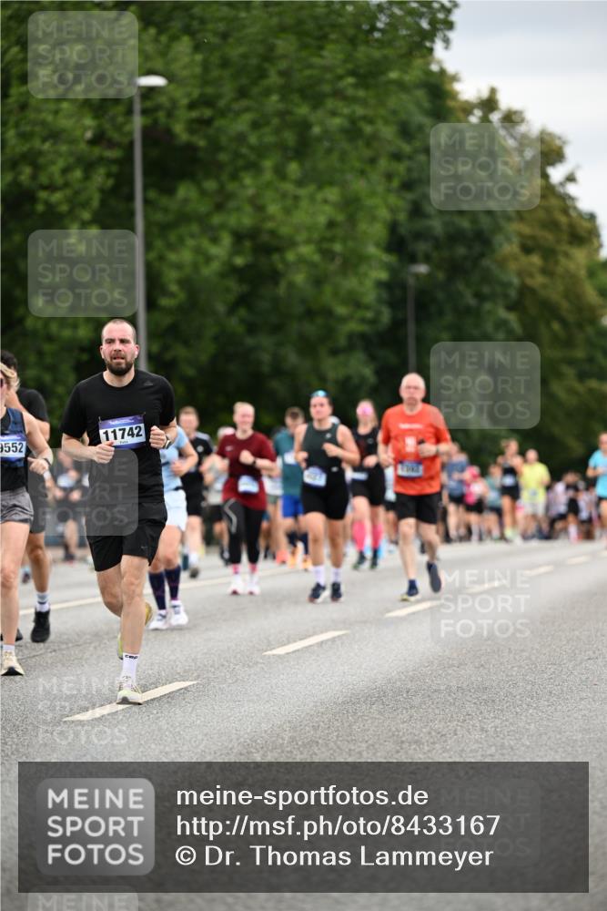 29.06.2025 - hella hamburg halbmarathon Dr. Thomas Lammeyer http://msf.ph/oto/8433167 29.06.2025 10:52:59 Kennedybrücke 1157, 1174, 1175, 1392, 1463, 1701, 1720, 2067, 3077, 3215, 4327, 5010, 5714, 5952, 6950, 7394, 8719, 9552, 9691, 9775, 9787, 10366, 10794, 11000 meine-sportfotos.de