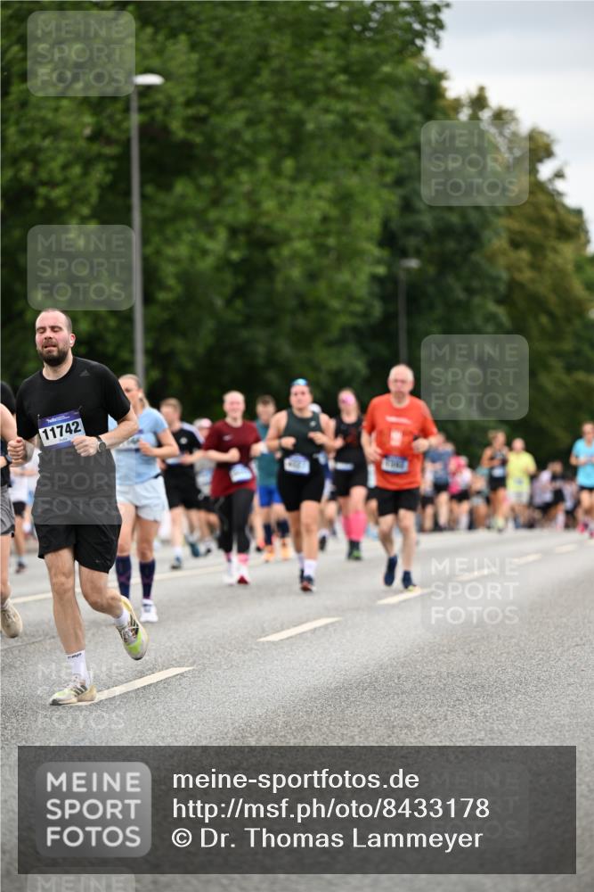 29.06.2025 - hella hamburg halbmarathon Dr. Thomas Lammeyer http://msf.ph/oto/8433178 29.06.2025 10:52:59 Kennedybrücke 1157, 1174, 1175, 1392, 1463, 1701, 1720, 2067, 3077, 3215, 4327, 5010, 5714, 5952, 6950, 7394, 8719, 9552, 9691, 9775, 9787, 10366, 10794, 11000 meine-sportfotos.de