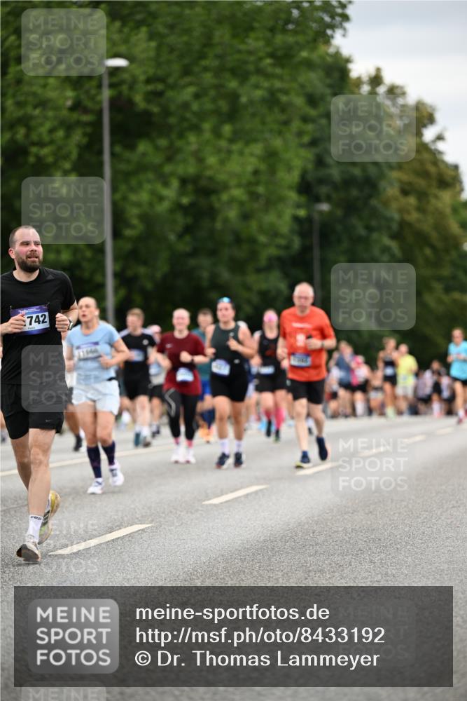 29.06.2025 - hella hamburg halbmarathon Dr. Thomas Lammeyer http://msf.ph/oto/8433192 29.06.2025 10:52:59 Kennedybrücke 1157, 1174, 1175, 1392, 1463, 1701, 1720, 2067, 3077, 3215, 4327, 5010, 5714, 5952, 6950, 7394, 8719, 9552, 9691, 9775, 9787, 10366, 10794, 11000 meine-sportfotos.de