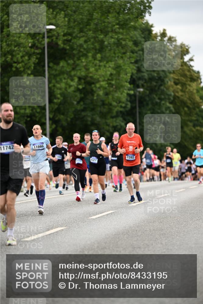29.06.2025 - hella hamburg halbmarathon Dr. Thomas Lammeyer http://msf.ph/oto/8433195 29.06.2025 10:53:00 Kennedybrücke 1157, 1174, 1175, 1392, 1463, 1701, 1720, 2067, 3077, 3215, 3486, 4327, 5010, 5714, 5952, 6950, 7394, 7532, 8719, 9552, 9691, 9775, 10366, 10794, 11000 meine-sportfotos.de