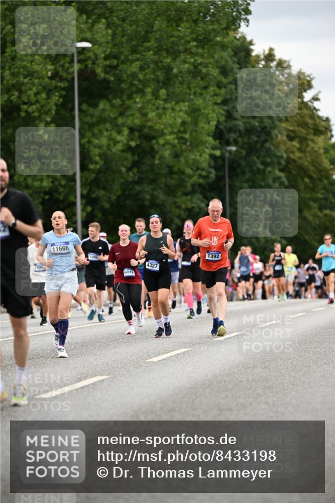 29.06.2025 - hella hamburg halbmarathon Dr. Thomas Lammeyer http://msf.ph/oto/8433198 29.06.2025 10:53:00 Kennedybrücke 1157, 1174, 1175, 1392, 1463, 1701, 1720, 2067, 3077, 3215, 3486, 4327, 5010, 5714, 5952, 6950, 7394, 7532, 8719, 9552, 9691, 9775, 10366, 10794, 11000 meine-sportfotos.de