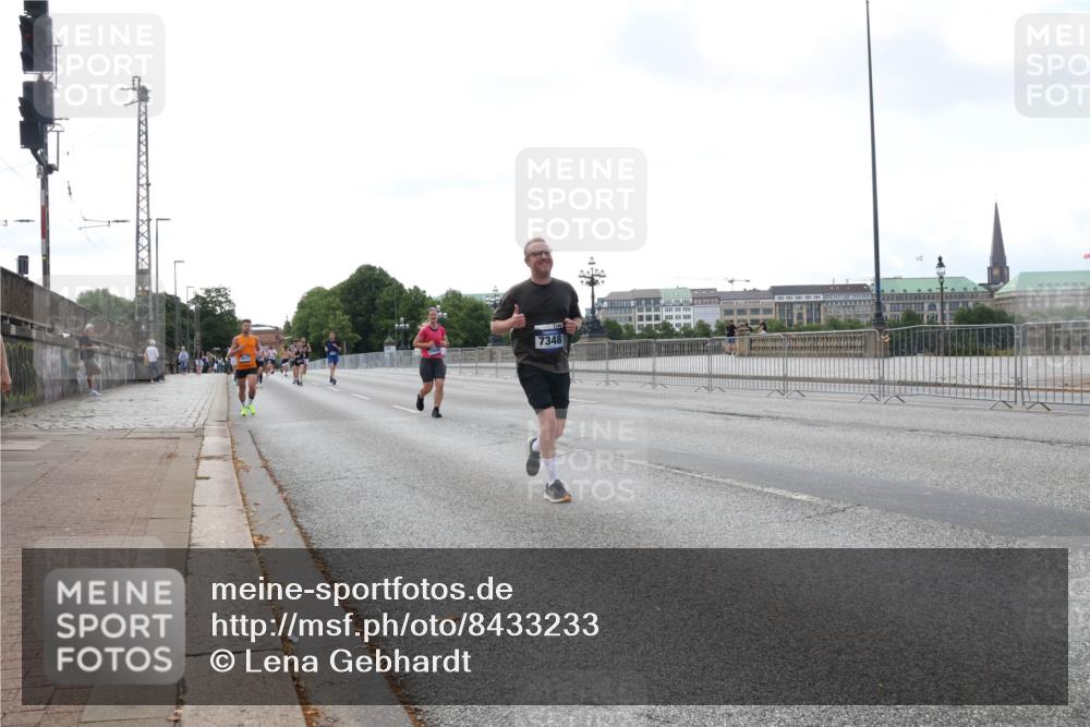 29.06.2025 - hella hamburg halbmarathon Lena Gebhardt http://msf.ph/oto/8433233 29.06.2025 10:08:14 Lombardsbrücke 7348, 1079, 1527, 2309, 2427, 3328, 4228, 4864, 5100, 5287, 5926, 6590, 6918, 7198, 7348, 7476, 8585, 9071, 9457, 9616, 9823, 9966, 10609, 10703, 10857, 11780, 12658, 12789, 12893, 13014, 13458, 14631, 14902, 14965, 15429, 15785, 16439, 16539, 16809, 16915, 18270, 18325, 18531 meine-sportfotos.de