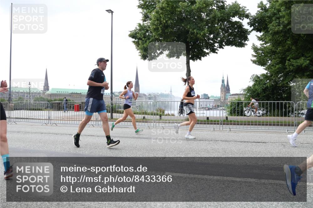 29.06.2025 - hella hamburg halbmarathon Lena Gebhardt http://msf.ph/oto/8433366 29.06.2025 10:44:31 Lombardsbrücke 1299, 1345, 1519, 1802, 1804, 2186, 2343, 2610, 2674, 2692, 3065, 3506, 3596, 4215, 4496, 4898, 4968, 5127, 5355, 5647, 5649, 5730, 5731, 6002, 7216, 7326, 7610, 7818, 7842, 8272, 8591, 8763, 8957, 9084, 9085, 9331, 9333, 9397, 9510, 9536, 10006, 10223, 10303, 10304, 10416, 11272, 11825, 11955, 12318, 12322, 12409, 12803, 12995, 13262, 13288, 13330, 13390, 13906, 14091, 14123, 14350, 14654, 14681, 14971, 18454, 18459 meine-sportfotos.de