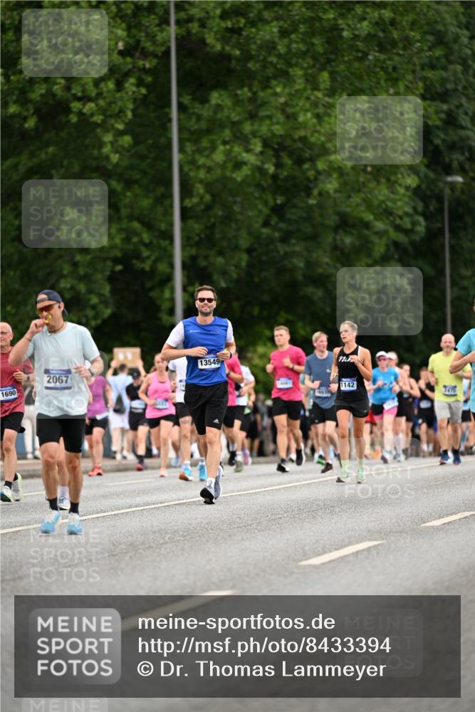 29.06.2025 - hella hamburg halbmarathon Dr. Thomas Lammeyer http://msf.ph/oto/8433394 29.06.2025 10:53:08 Kennedybrücke 1142, 1157, 1174, 1175, 1392, 1701, 1720, 2067, 3215, 3486, 4327, 5010, 5551, 5714, 7394, 7532, 8719, 9341, 9552, 9691, 10794, 11000 meine-sportfotos.de