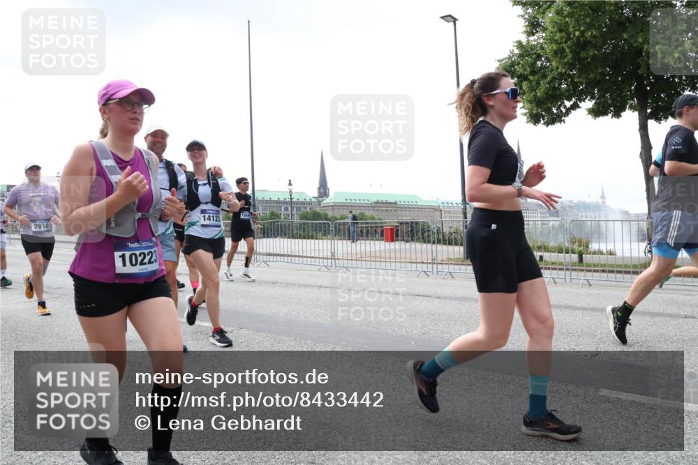 29.06.2025 - hella hamburg halbmarathon Lena Gebhardt http://msf.ph/oto/8433442 29.06.2025 10:44:32 Lombardsbrücke 2610, 10223, 14123, 15646, 1345, 1519, 1802, 1804, 2186, 2343, 2610, 2674, 2692, 3065, 3506, 3596, 4215, 4496, 4898, 4968, 5127, 5355, 5647, 5649, 5730, 5731, 6002, 7216, 7326, 7610, 7818, 7842, 8272, 8591, 8763, 8957, 9084, 9085, 9331, 9333, 9397, 9510, 9536, 10006, 10223, 10303, 10304, 10416, 11272, 11825, 11955, 12318, 12322, 12409, 12803, 12995, 13262, 13288, 13330, 13390, 13906, 14091, 14123, 14350, 14654, 14681, 14971, 18454, 18459 meine-sportfotos.de