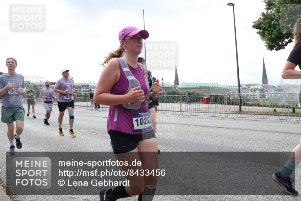 29.06.2025 - hella hamburg halbmarathon Lena Gebhardt http://msf.ph/oto/8433456 29.06.2025 10:44:32 Lombardsbrücke 1339, 2610, 1022, 1345, 1519, 1802, 1804, 2186, 2343, 2610, 2674, 2692, 3065, 3506, 3596, 4215, 4496, 4898, 4968, 5127, 5355, 5647, 5649, 5730, 5731, 6002, 7216, 7326, 7610, 7818, 7842, 8272, 8591, 8763, 8957, 9084, 9085, 9331, 9333, 9397, 9510, 9536, 10006, 10223, 10303, 10304, 10416, 11272, 11825, 11955, 12318, 12322, 12409, 12803, 12995, 13262, 13288, 13330, 13390, 13906, 14091, 14123, 14350, 14654, 14681, 14971, 18454, 18459 meine-sportfotos.de