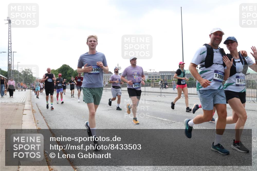 29.06.2025 - hella hamburg halbmarathon Lena Gebhardt http://msf.ph/oto/8433503 29.06.2025 10:44:33 Lombardsbrücke 12322, 3390, 13906, 1412, 2610, 1345, 1519, 1802, 1804, 2186, 2343, 2610, 2674, 2692, 3065, 3506, 3596, 4215, 4496, 4898, 4968, 5127, 5355, 5647, 5649, 5730, 5731, 6002, 7216, 7610, 7818, 7842, 8272, 8582, 8591, 8763, 8957, 9084, 9085, 9331, 9333, 9397, 9510, 9536, 10006, 10223, 10303, 10304, 10416, 11272, 11825, 11955, 12318, 12322, 12409, 12803, 12995, 13262, 13288, 13330, 13390, 13906, 14091, 14123, 14350, 14654, 14681, 14971, 18454, 18459 meine-sportfotos.de