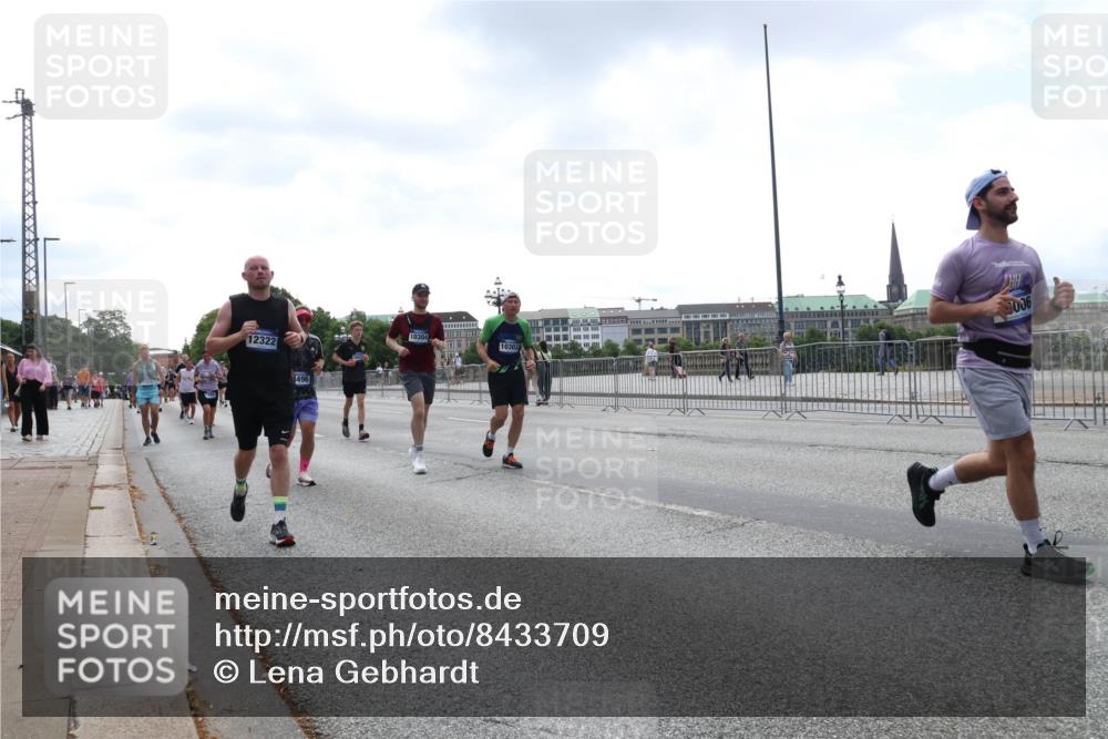 29.06.2025 - hella hamburg halbmarathon Lena Gebhardt http://msf.ph/oto/8433709 29.06.2025 10:44:34 Lombardsbrücke 12322, 4496, 10304, 10303, 5006, 1345, 1519, 2186, 2343, 2610, 2674, 2692, 3065, 3506, 3596, 4215, 4496, 4898, 4968, 5355, 5647, 5649, 5730, 5731, 6002, 7216, 7610, 7818, 7842, 8272, 8582, 8591, 8763, 8957, 9084, 9085, 9331, 9333, 9397, 9510, 9536, 10006, 10223, 10303, 10304, 10416, 11272, 11825, 11955, 12318, 12322, 12409, 12803, 12995, 13262, 13288, 13330, 13390, 13906, 14091, 14123, 14350, 14654, 14681, 14971, 18454, 18459 meine-sportfotos.de