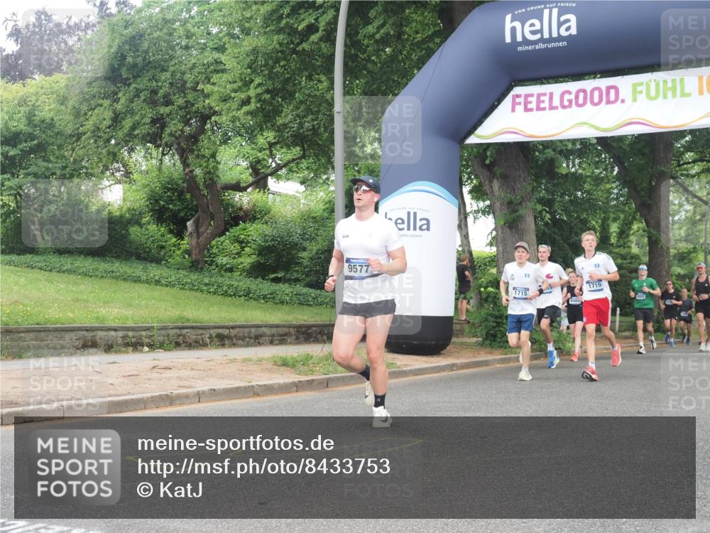 29.06.2025 - hella hamburg halbmarathon KatJ http://msf.ph/oto/8433753 29.06.2025 10:44:05 Zwischen KM18-KM19 1719, 2883, 4951 meine-sportfotos.de